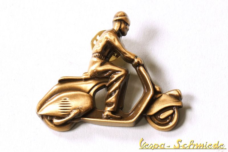 Pin - "Vespa-Fahrer" - Farbton: Antik-Gold